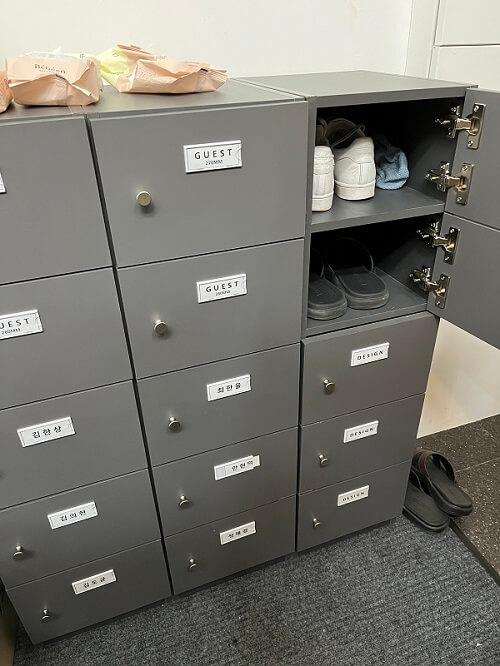L'armadietto per riporre le scarpe in un ufficio